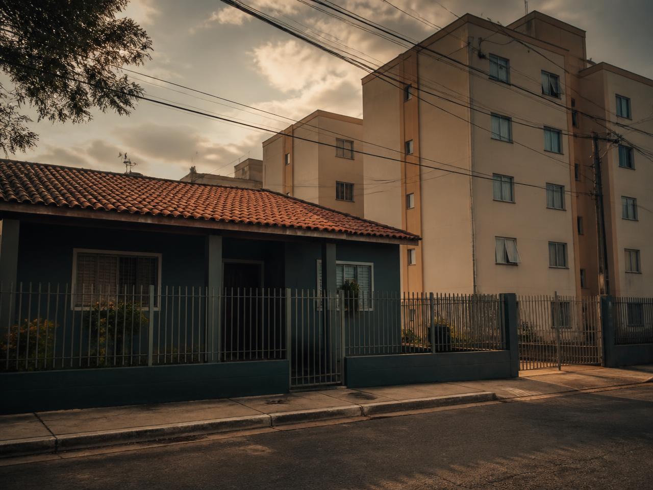 Casa popular em rua residencial, do tipo que aparece nos leilões da Caixa
